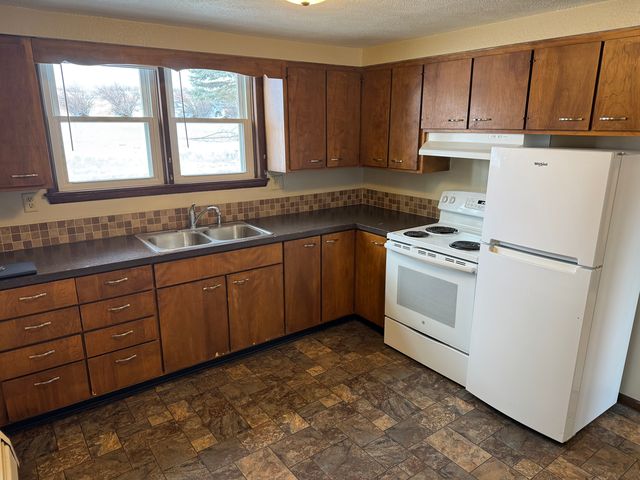 676 11th Ave SW #4, Valley City, ND 58072