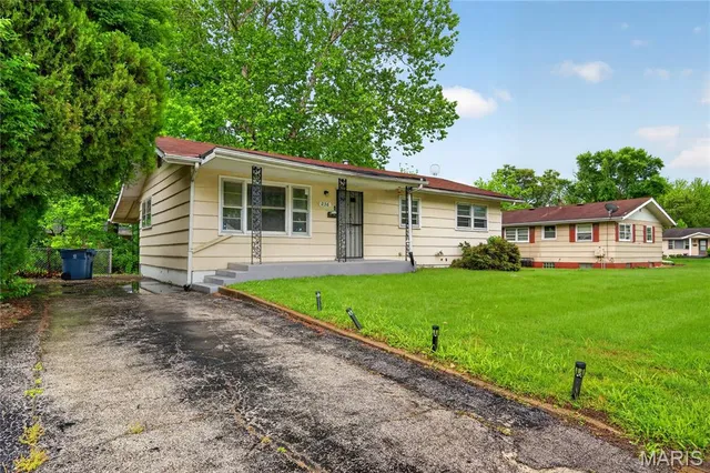 236 Forestwood Dr, Saint Louis, MO 63135