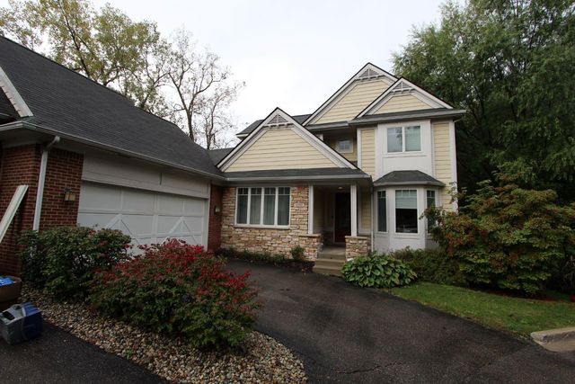 1090 Oakwood Dr, Bloomfield Hills, MI 48304