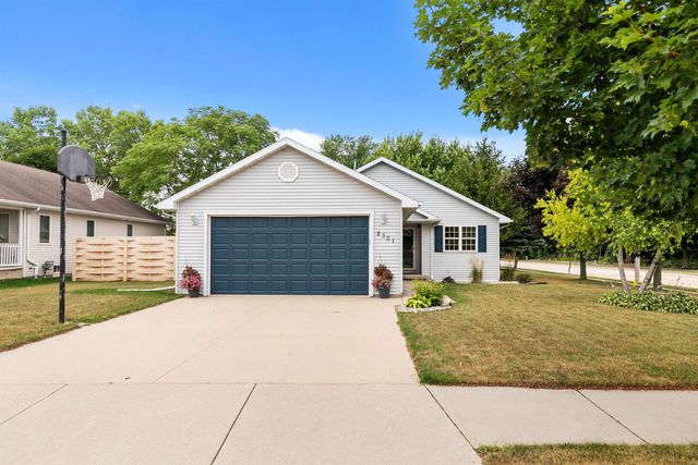 2501 Maple Grove Dr, Neenah, WI 54956