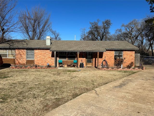 1321 Parkwoods Ct, Midwest City, OK 73110