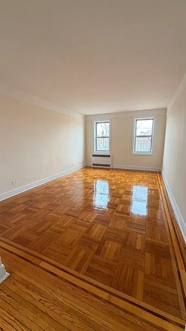 6400 Saunders St #3C, Flushing, NY 11374