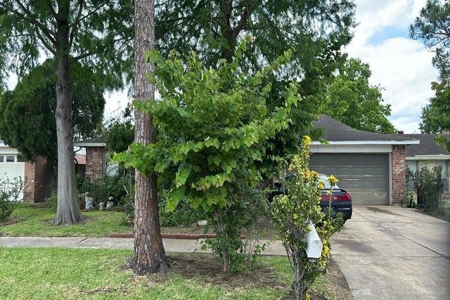 9918 Towne Brook Ln, Sugar Land, TX 77498