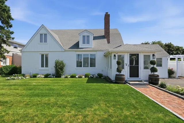 57 Girard Ave, Bay Shore, NY 11706