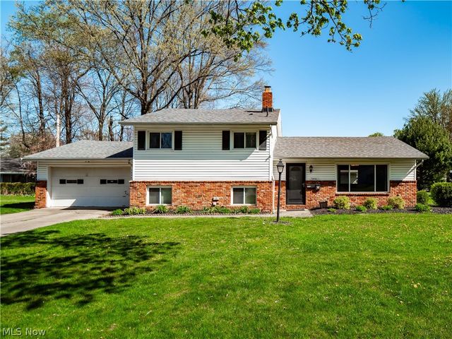 3446 Tree Ln, North Olmsted, OH 44070