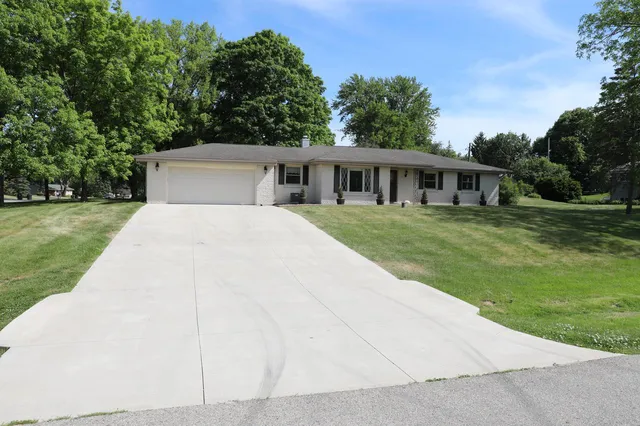 W277S8810 Lakeside DRIVE, Mukwonago, WI 53149