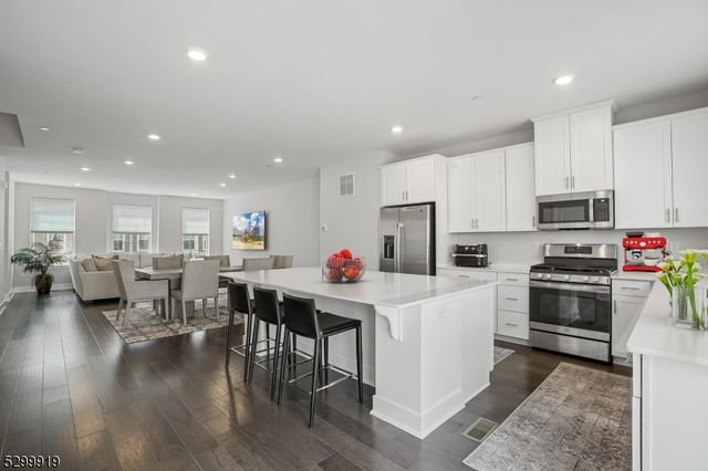 3 Coogan Ct, Morris Plains, NJ 07950