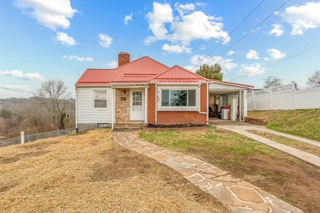 717 Henry Ave, Pulaski, VA 24301