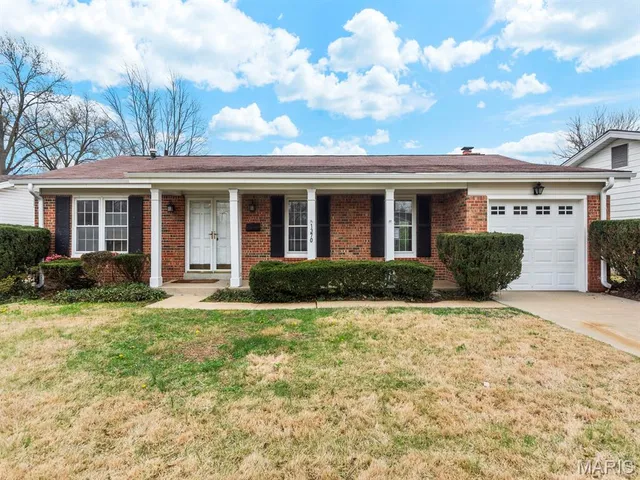 1370 Willowbrook Dr, Florissant, MO 63033