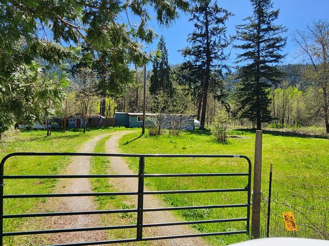 967 Placer Rd, Wolf Creek, OR 97497