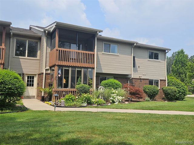 10161 Nancys Blvd, Grosse Ile, MI 48138