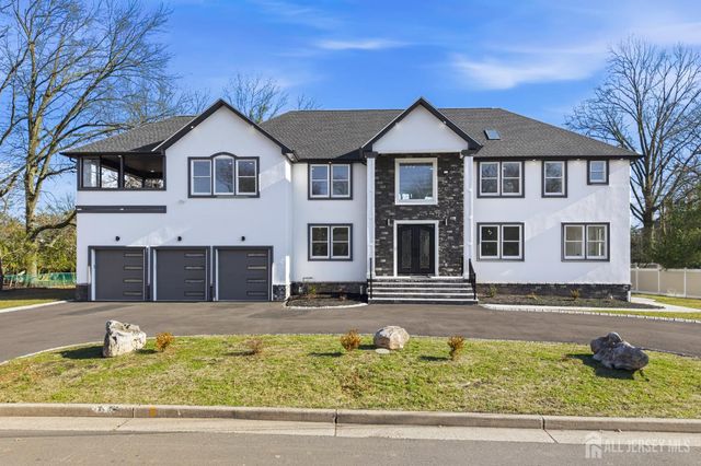 4 Hemlock Dr, Edison, NJ 08820