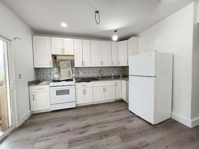 28 E  47th St #2E, Bayonne, NJ 07002