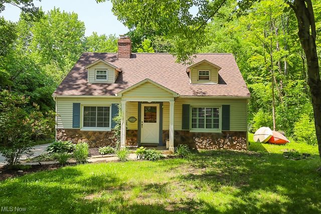 17166 Park Dr, Chagrin Falls, OH 44023