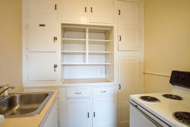 2136 NW Johnson St #201, Portland, OR 97210