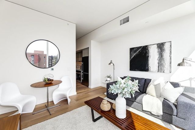 450 S  Main St #214, Seattle, WA 98104