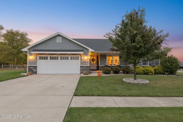 1025 Indian Ridge Dr, Bowling Green, OH 43402