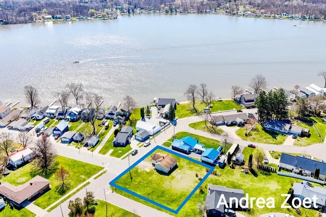 471 4th Ave, Lake Odessa, MI 48849