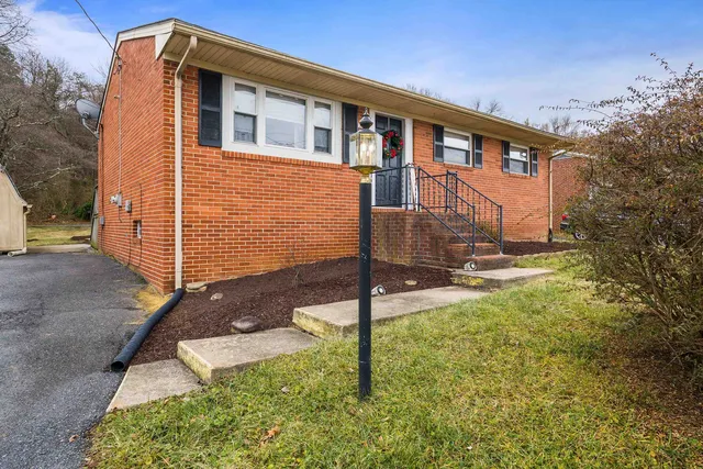 1124 S  Winchester Ave, Waynesboro, VA 22980