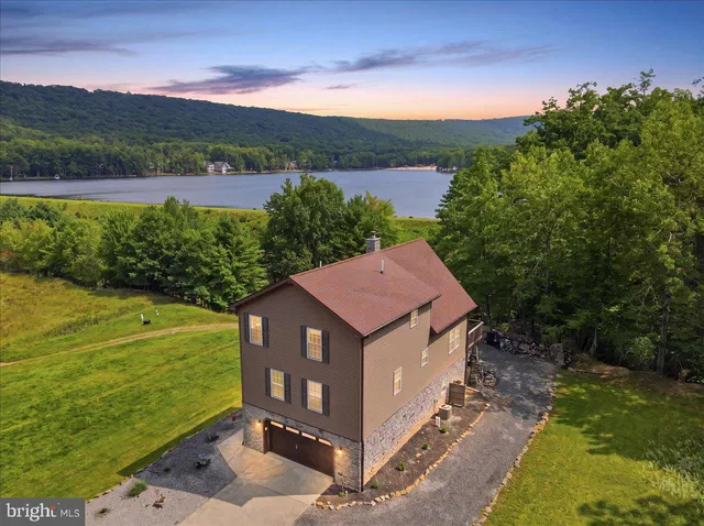 16 Delaware Dr W, Hazleton, PA 18202