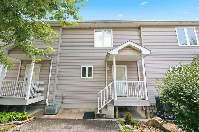 902 Pierpont Heights Dr, Morgantown, WV 26508