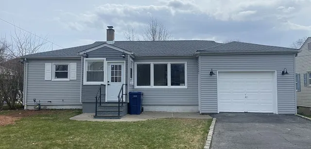 271 Valley Rd, Clark, NJ 07066