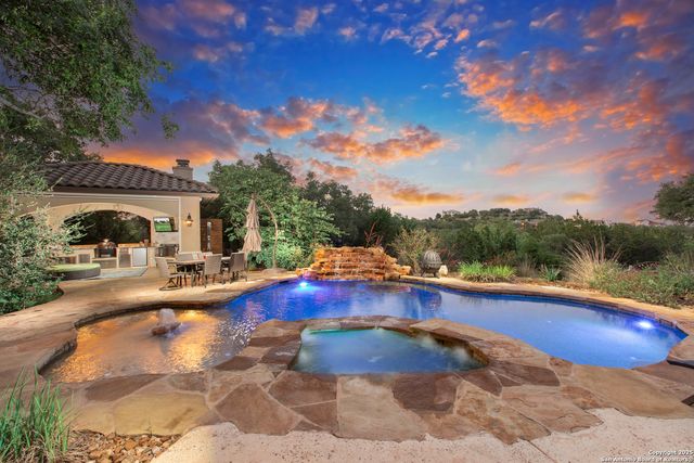 2219 Clubs Dr, Boerne, TX 78006