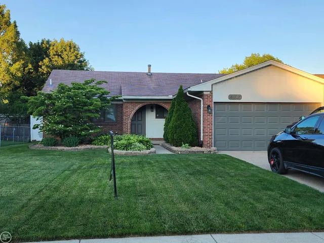 45540 Heatherwoode Ln, Macomb, MI 48044