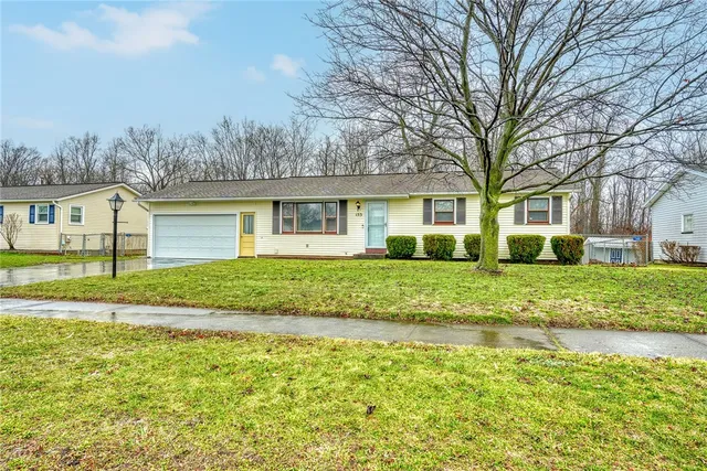 153 Donna Marie Cir N, Rochester, NY 14606
