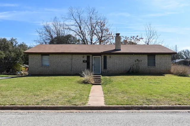 1801 S  College St, Brady, TX 76825