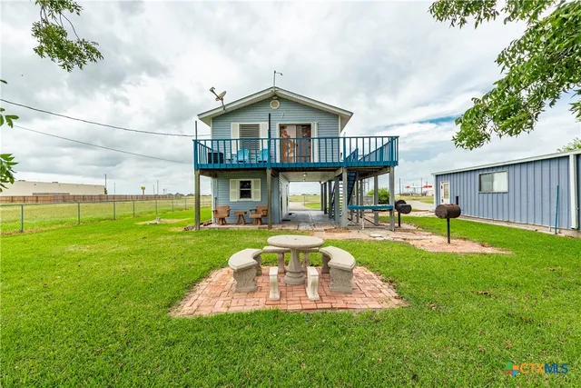 135 W  Bayshore Dr, Palacios, TX 77465