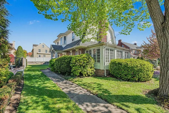 27 Center Singlefam, Whitestone, NY 11357