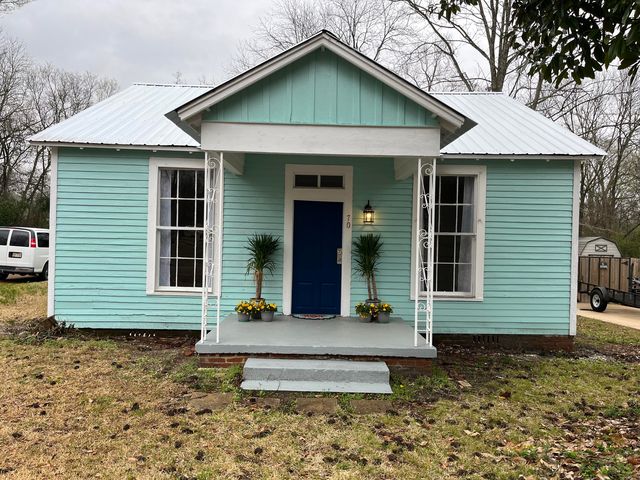 70 S  Division St, West Point, MS 39773
