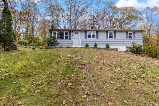 26 Ledgewood Dr, Gales Ferry, CT 06335