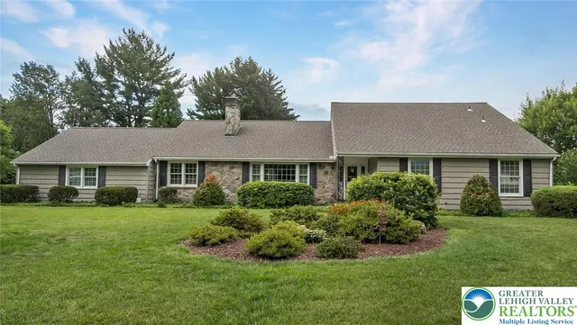 525 Wedgewood Rd, Bethlehem, PA 18017