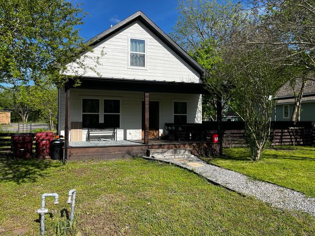 420 S  Main St, Bonham, TX 75418