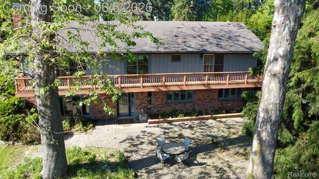 6084 Upper Straits Blvd, West Bloomfield, MI 48324