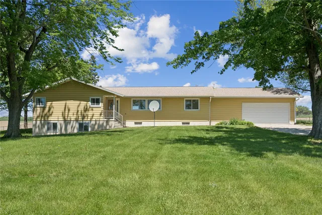 1347 Pp Ave, Marengo, IA 52301