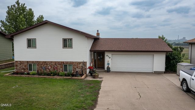 819 1st St NW, Beulah, ND 58523