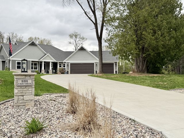 5201 N  Grand Videre Dr, Janesville, WI 53548