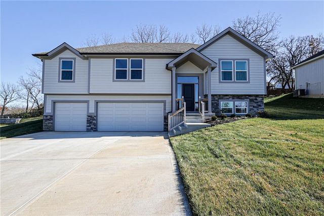 1414 NW Maple Dr, Grain Valley, MO 64029
