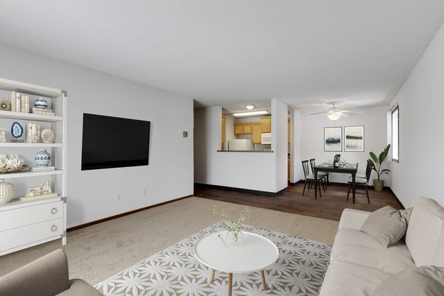1351 Carling Dr #132, Saint Paul, MN 55108