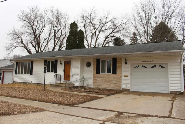 1323 Maple St, Sac City, IA 50583