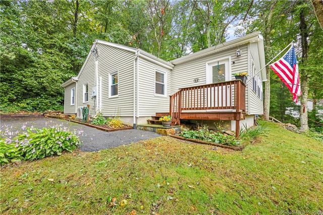 38 Manitook Dr, Oxford, CT 06478