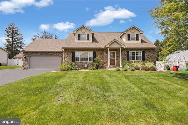 4 Carriage Dr, Wernersville, PA 19565