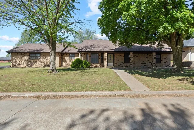 901 N  Brewer Ave, Hydro, OK 73048