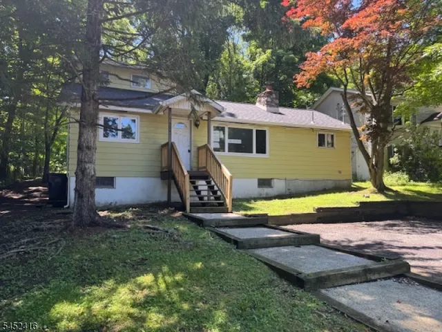 304 E Lakeshore Dr, Highland Lakes, NJ 07422