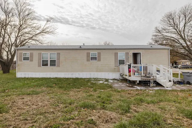 520 Eveningside Dr, Emporia, KS 66801