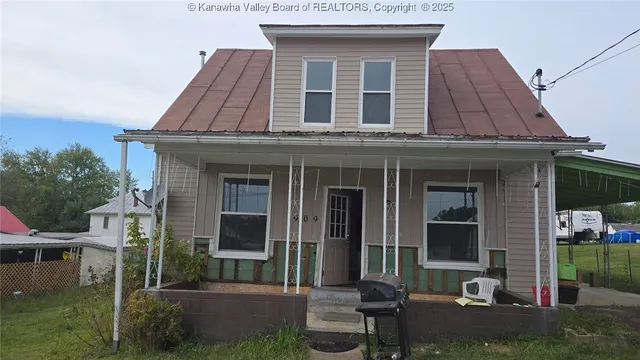 909 Pearl St, Harrisville, WV 26362