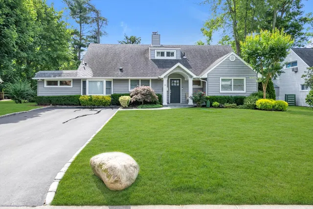 14 Ridge Drive E, Roslyn, NY 11576